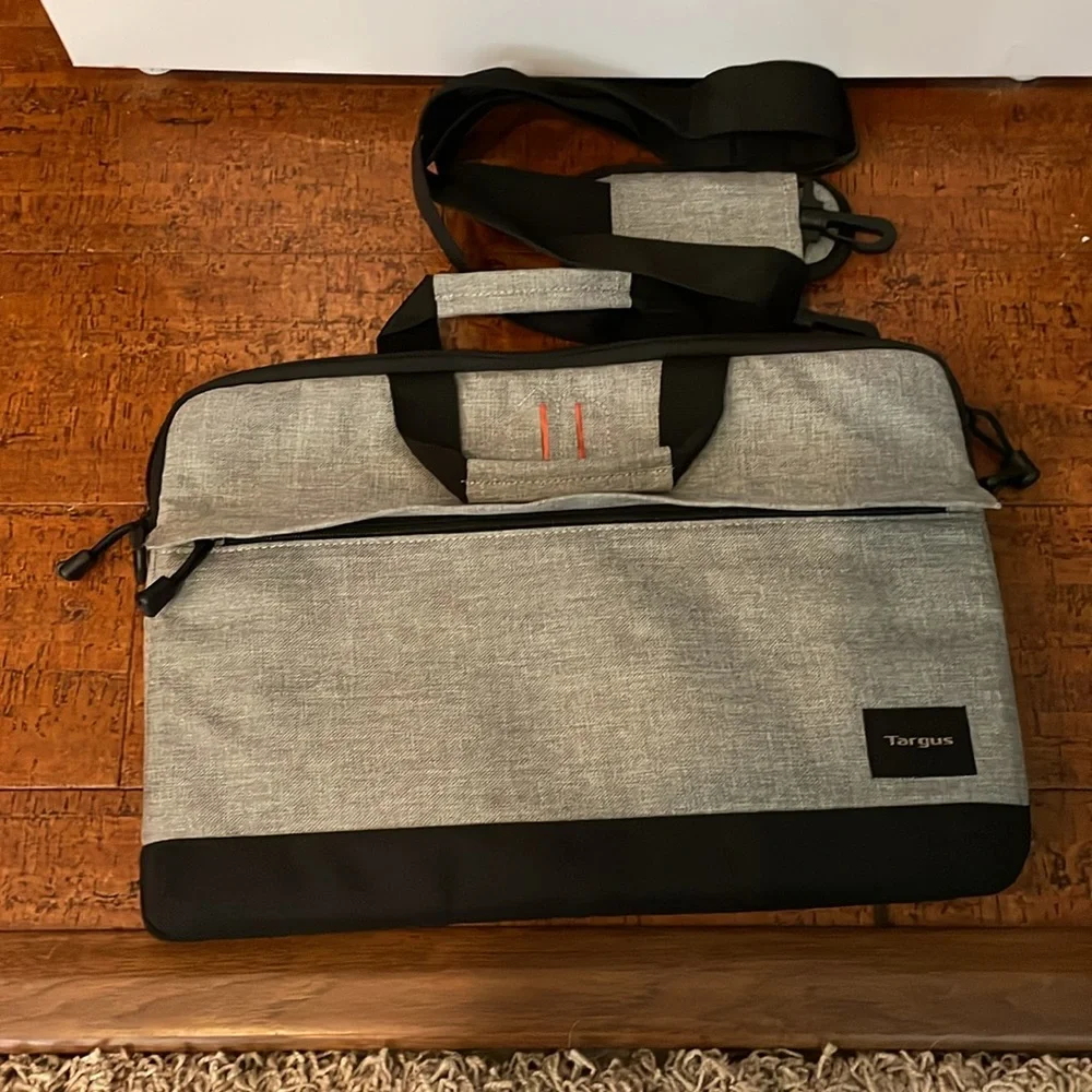 NWOT STRATA 15.6 laptop padded case with removable adjustable strap